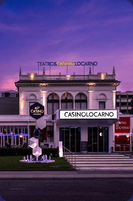 Fassade des Casinò Locarno im Abendlicht